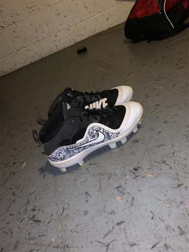 Black Men's 7.5 (Women's 8.5) Nike