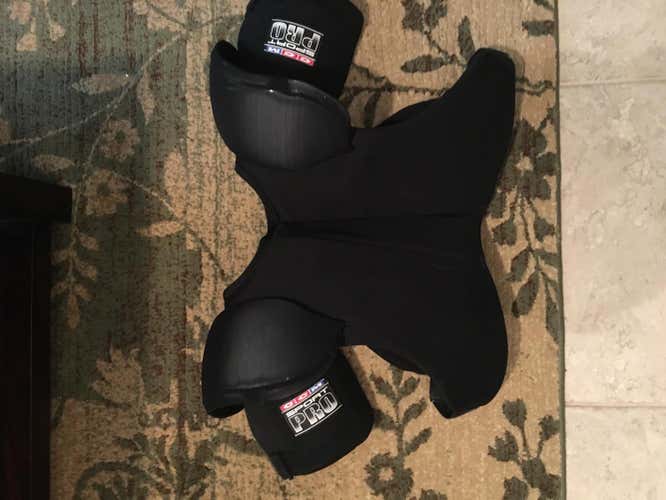 Senior Medium CCM Shoulder Pads