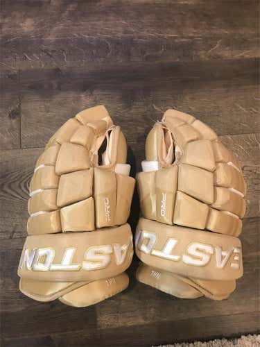 Brand New Pro Stock Easton NHL 14" Gold Gloves