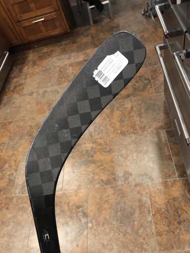 Intermediate Bauer Right Handed Supreme 2S Pro Hockey Stick Mid