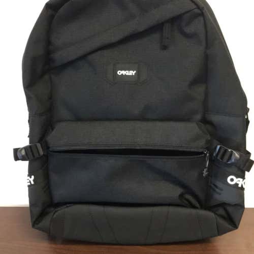 NWT Oakley 20L Street Backpack