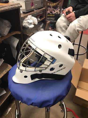 New Senior Vaughn VM 2300 Goalie Mask Small