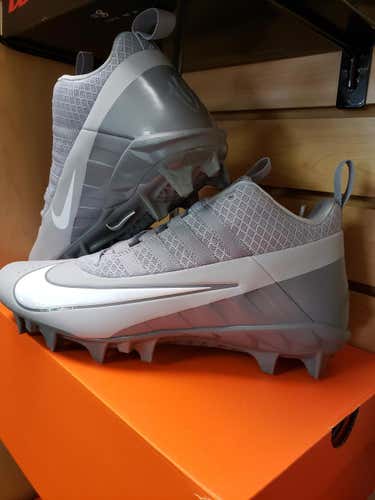 Nike Cleats Adult Unisex 10 (Women's 11) Molded