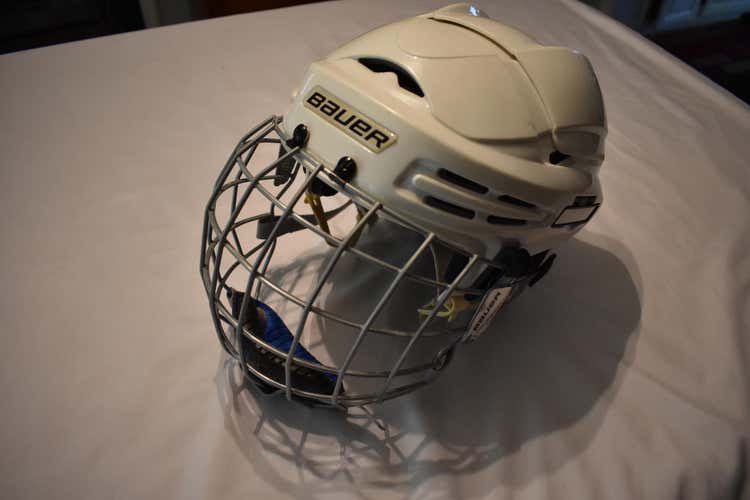 Bauer Hockey Helmet w/Cage (BHH 9900PRO VII), White, Medium