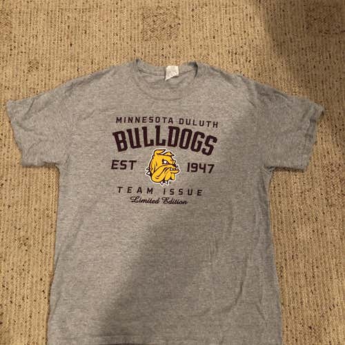 University Of Minnesota Duluth Bulldogs Shirt Adult L