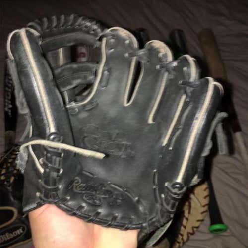Black Adult Right Handed Gold Glove 9.5" Baseball Glove