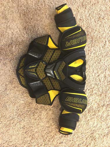 Senior Medium Bauer Supreme TotalOne MX3  Shoulder Pads