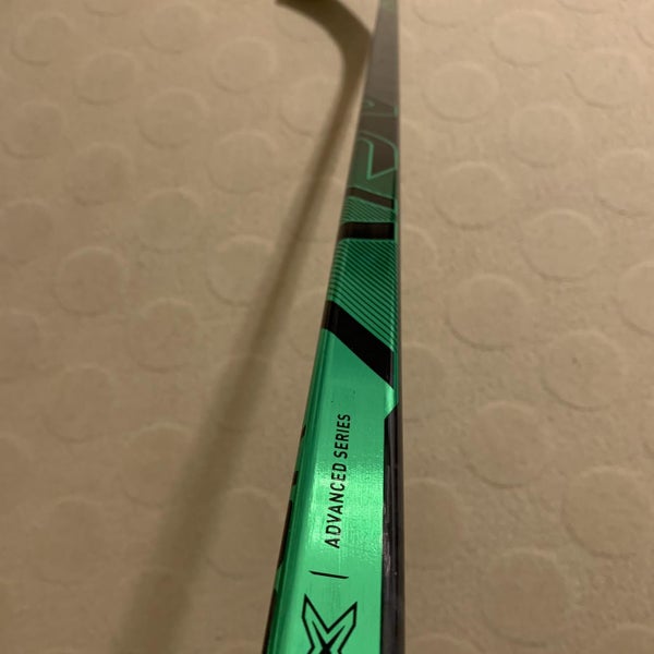 Senior Right Handed Vapor ADV Mid Hockey Stick