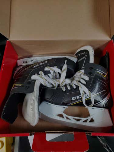Youth CCM Tacks 9050 Hockey Skates D&R (Regular) Size 2