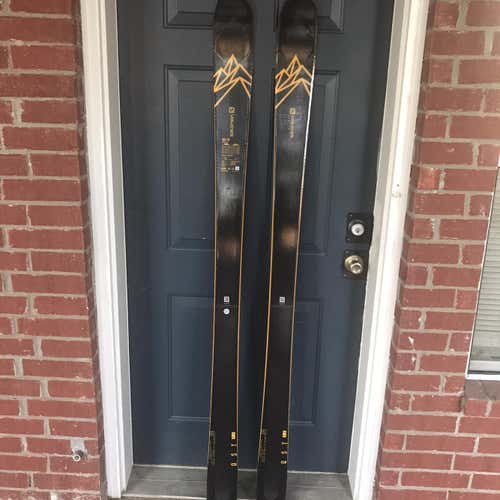 2020 Salomon QST 92 Skis, 185