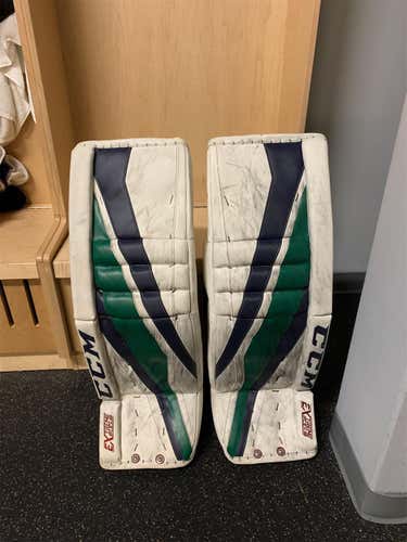 CCM Extreme Flex lll Leg Pads