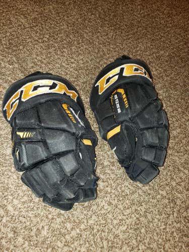 Black Junior CCM Tacks 6052 Gloves 12"