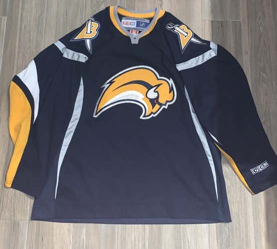 NHL Buffalo Sabre’s Retro Large Fan Wear Jersey