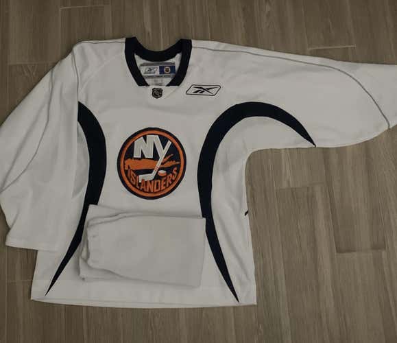 [Pro Stock] NHL New York Islanders White Medium Practice Jersey with Matching White Practice Socks
