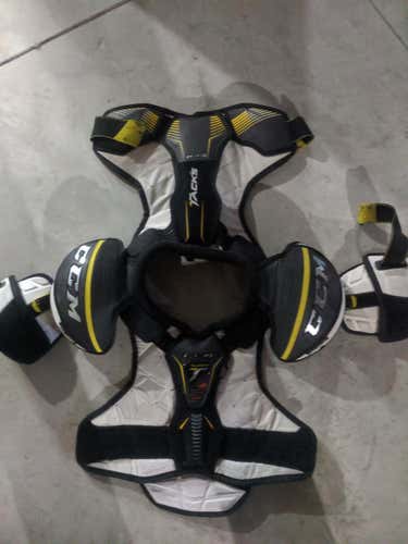 Senior Small CCM Tacks 9060 Shoulder Pads