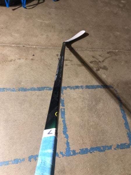 Senior Right Handed Alpha DX Mid Hockey Stick