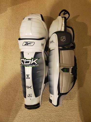 1st generation (Jofa design) Reebok 9K shin pads - 18"