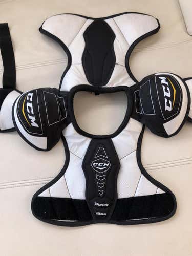 Junior Medium CCM Tacks 1052 Shoulder Pads