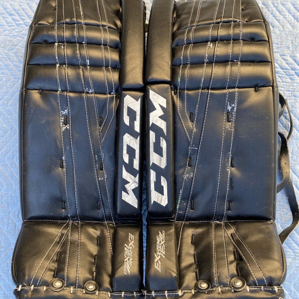 Black Intermediate 29"+1 CCM Extreme Flex 860 Goalie Leg Pads