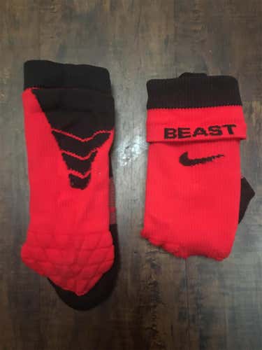 Red Men's Medium Nike Socks