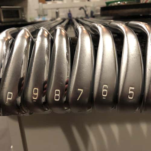 Men's Right Handed JPX 900 Hot Metal Regular Flex Steel Shaft Iron Set