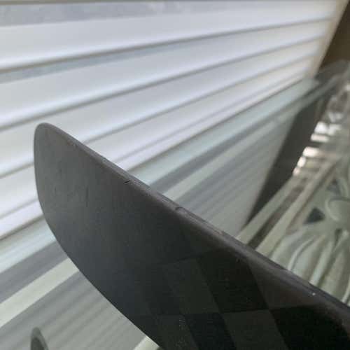 Intermediate Right Handed Supreme 1S Mid  Hockey Stick