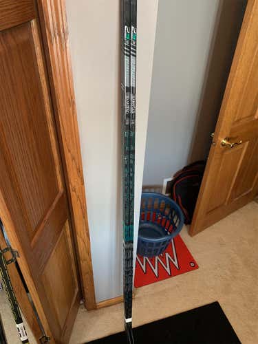 Senior Left Handed Supreme 2S Pro Toe Pro Stock Hockey Stick