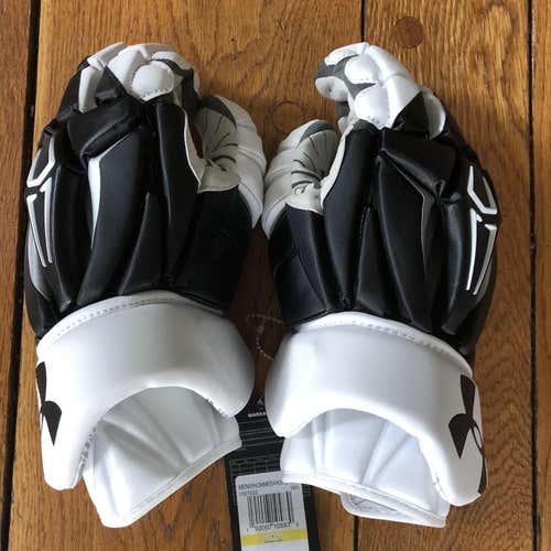 BNWT UNDER ARMOUR Command Pro 2 Lacrosse Gloves. Medium Size. Black & White