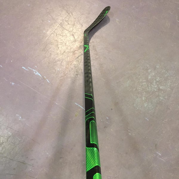 Senior Right Handed Vapor ADV Mid Hockey Stick