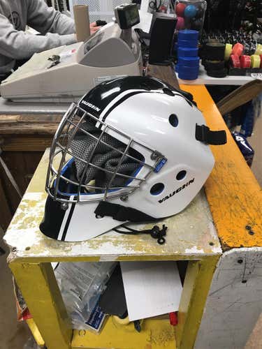 New Senior Vaughn VM 2300 Goalie Mask Large, Mask Bag Included