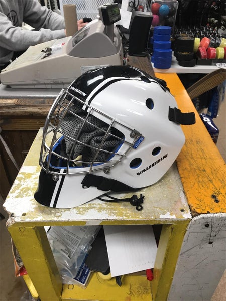 New Senior Vaughn VM 2300 Goalie Mask Large, Mask Bag Included