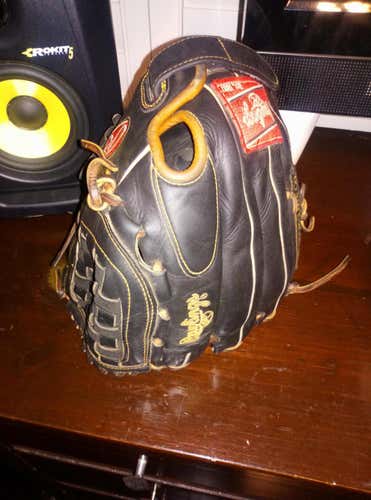 Black High School/College Rawlings Right Handed Pitcher's Heart of the Hide Baseball Glove 12.25"