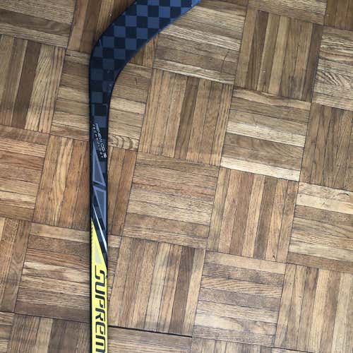 Senior Right Handed Bauer Supreme 1S Hockey Stick - Excellent Condition
