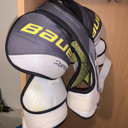 Senior Medium Bauer Shoulder Pads