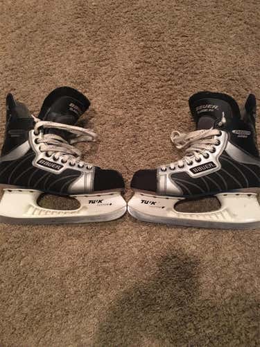 Senior Bauer Supreme 2000 EE (Extra Wide) Size 9 Hockey Skates