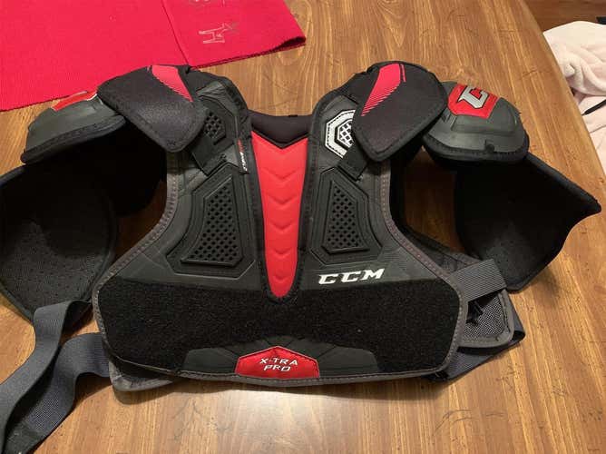 Senior Medium CCM Shoulder Pads