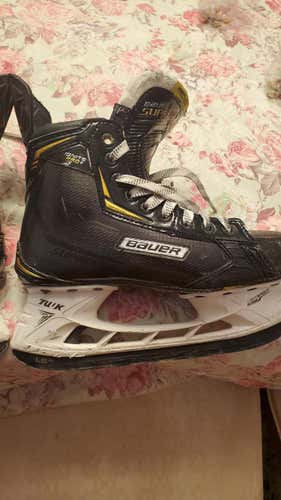 Junior Bauer Ignite Pro+ Supreme Hockey Skates Size 5.5