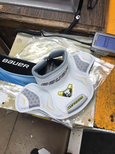 New Bauer Supreme Neck Collar Guard Small Medium