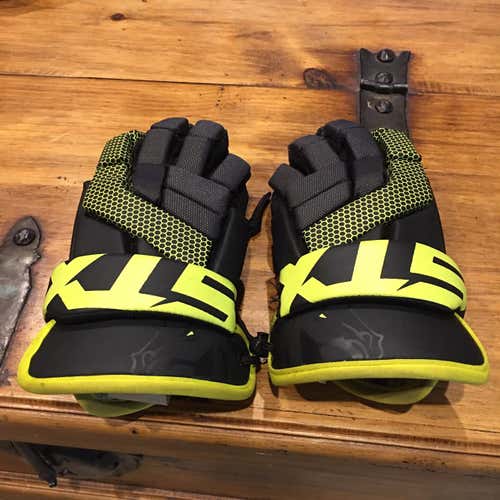 Black  Player STX Stallion 100 8" Lacrosse Gloves
