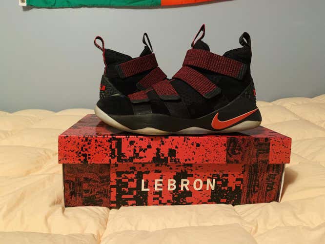 Black Men's 8.0 (Women's 9.0) Nike Lebron Soldiers Shoes