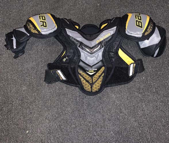 Bauer TotaloneNXG Shoulder Pads (Junior Medium)