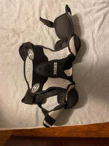 Senior Small CCM Tacks 452 Shoulder Pads