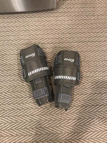 Brand New Warrior Ritual G4 Knee Guard Senior