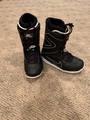 Men's 11 (Women's 12) Nike Medium Flex Snowboard Boots