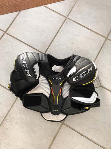 Senior Medium CCM Super Tacks AS1  Shoulder Pads