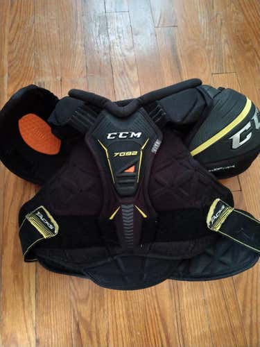 Junior Large CCM Tacks 7092 Shoulder Pads