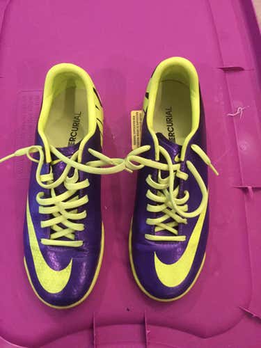 Purple Men's 7.5 (Women's 8.5) Indoor Nike Cleats