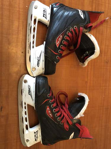 Junior CCM RBZ 70 Hockey Skates EE (Extra Wide) Size 5