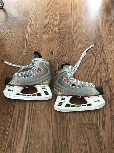 Youth Bauer Vapor XVI Hockey Skates EE Size 2.5