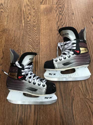 Junior Bauer Vapor VI Hockey Skates Size 1.5 D width